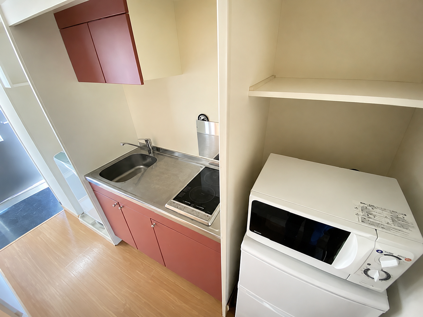 キッチンと家電を備えた個室寮