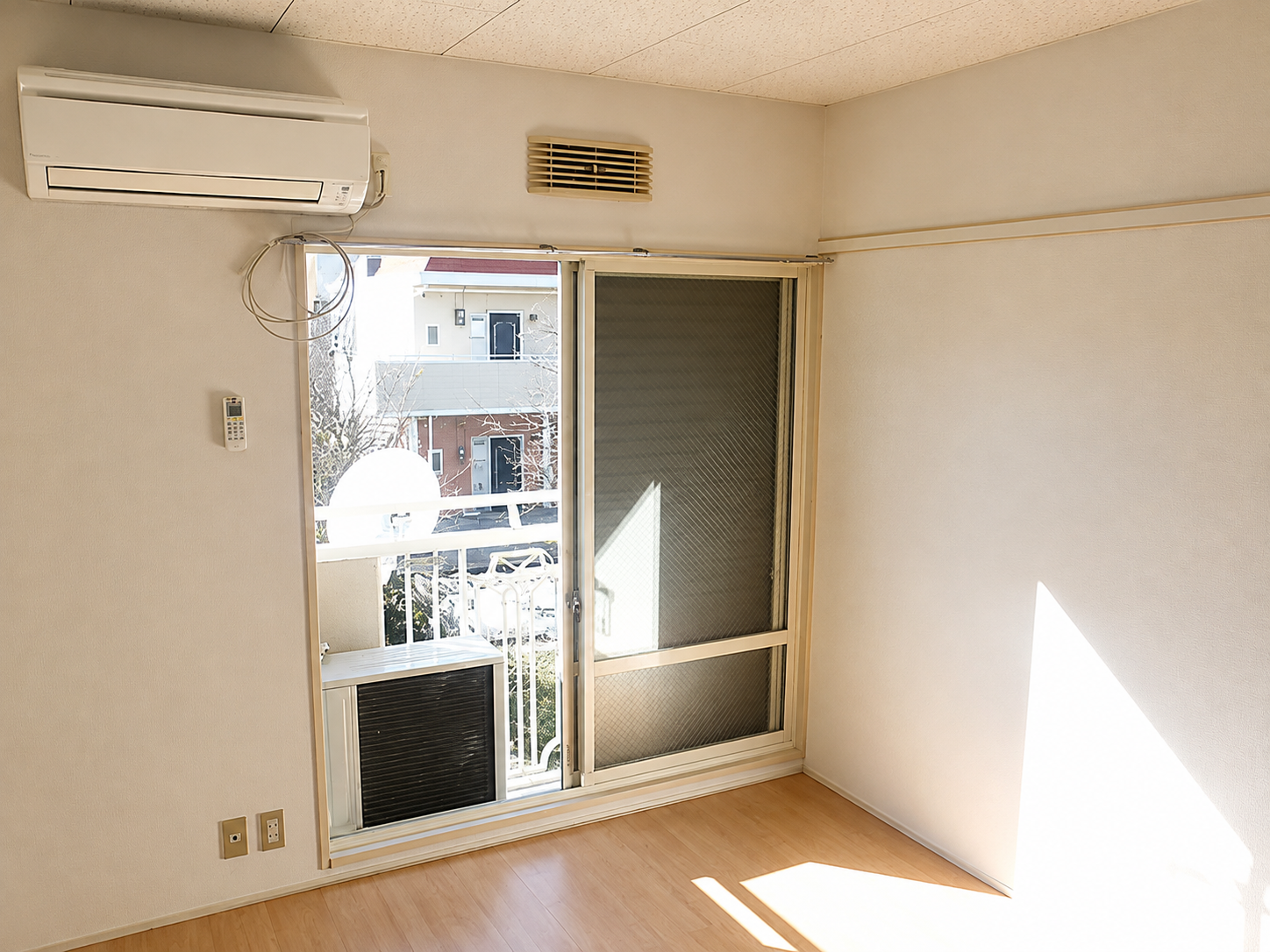 家具と家電を備えた一人用の個室寮